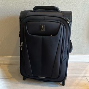 Travelpro Navy Maxlite Rollaboard 22” Carry On